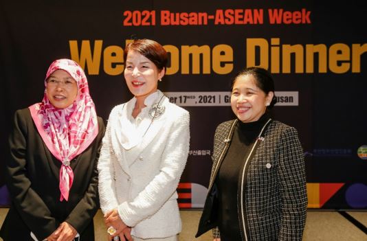 Amb. Dizon-De Vega (right) poses with Busan City Ambassador for International Relations Park Eun-ha (center) and Brunei Ambassador Pj Hjh Nooriyah PLW Pg Hj Yussof (left) at the Welcome Dinner of the 2021 Busan-ASEAN Week.