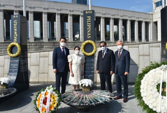 Photo shows (from left) Chairman Dugun Kim of the UN Korean War Allies Association, Amb. Dizon-De Vega, Philippines Department of National Defense Undersecretary Cardozo Luna and President Lee Sang-chul of the War Memorial of Korea during a commemorative wreath-laying on the occasion of the 71st anniversary of the Philippines Expeditionary Force to Korea at the Korean War Memorial in Yongsan-gu, Seoul on Oct. 22, 2021.