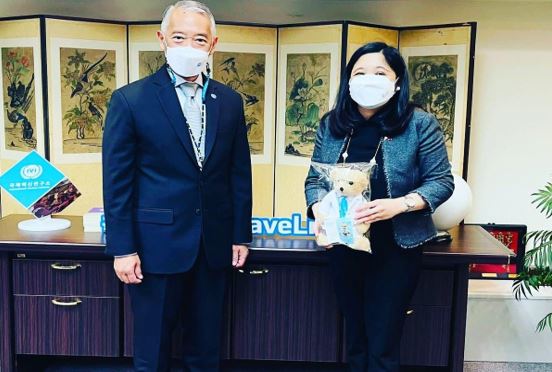 Amb. Dizon-De Vega of the R.P. (right) poses with Dr. Jerome Kim (director-general of the International Vaccine Institute).