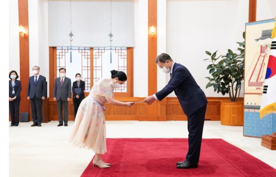2021년 10월 15일 문재인 대통령(오른쪽)이 서울 청와대 대통령관에서 디존-데베가 필리핀 대사에게 신임장을 주고 있다..
