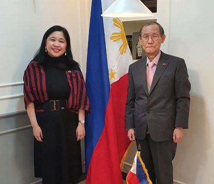 2021년 12월 2일 디존-데베가 필리핀 대사(왼쪽)와 이경식 코리아포스트 회장이 주한 필리핀대사관에서 광범위한 인터뷰를 마친 뒤 카메라를 향해 포즈를 취하고 있다.