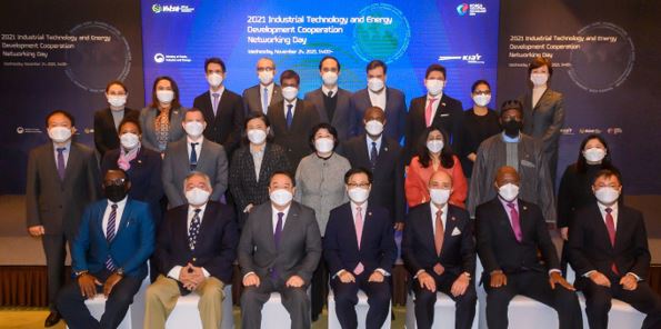 2021년 11월 24일 디존-데베가 주한 필리핀 대사가 그랜드 하얏트 서울에서 열린 2021 산업 기술 및 에너지 개발 협력 네트워킹의 날에 참가했다.
