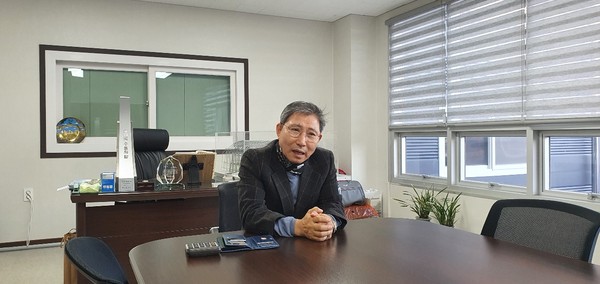 Chairman Joung Young-hun of MS Group says in an interview with The Korea Post, “I wants to build a smart farm technology training school in Korea and Uzbekistan.”