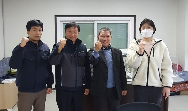 MS Group executives and employees pose for the camera. They are (from left) Deputy Manager Shin Se-hyeung, Director Kim Bae-doo, CEO Joung Young-hun, and staff Jung Seul-gi.