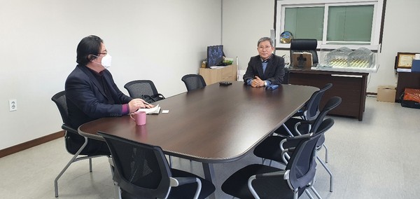 Chairman Joung Young-hun of MS group (right) is interviewed by Deputy Managing Editor Sung Jung-wook of The Korea Post