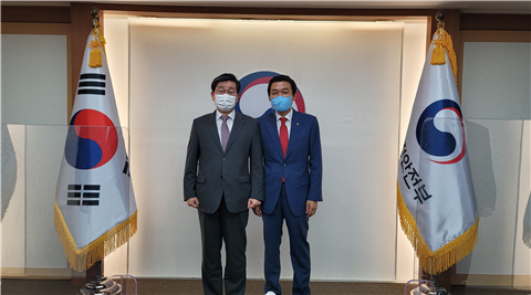 Minister of Interior and Safety Jeon Hae-cheol (left) and Jeon Kang-sik, chairman of the Korean restaurant association, pose for the camera after holding a meeting at the Seoul Government Complex on the difficulties of the restaurant industry caused by COVID-19 on Sept. 10, 2021
