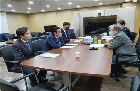 Chairman Jeon Kang-sik of the Korean Restaurant Association (second from left, center) meets with Minister Kwon Chil-seung of the Ministry of SMEs and Startups to deliver suggestions from the restaurant industry to overcome the damage caused by COVID-19 on Oct. 27, 2021.