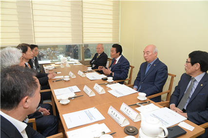 Chairman Jeon Kang-sik of the Korean Restaurant Association (third from right) holds a consultative meeting with Minister Kim Kang-lip of the Ministry of Food and Drug Safety and other guests on Nov. 3, 2021.