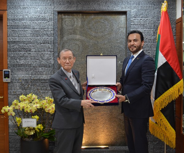 Ambassador Abdulla Saif Al Nuaimi (right) shows the Plaque of Citation with Publisher-Chairman Lee Kyung-sik of The Korea Post media.
