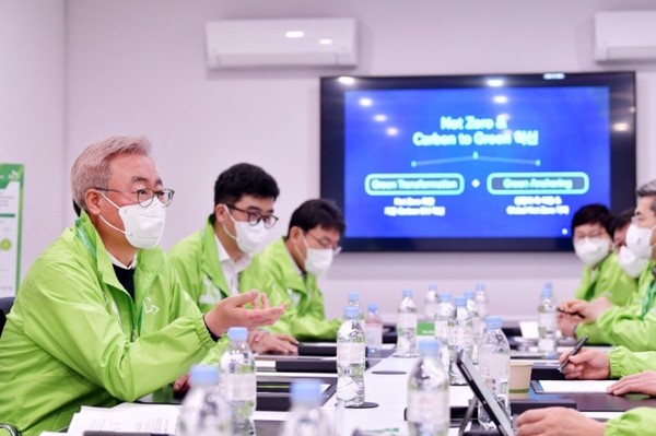 SK이노베이션은 미국 현지시간 6일 오전, CES2022 현장에서 김준 부회장(왼쪽 첫번째)과 주요 경영진이 참석한 가운데 2022년 '탄소중립'을 주제로 전략회의를 개최했다.