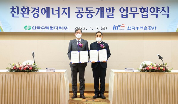 한수원이 한국농어촌공사와 친환경에너지 공동개발 업무협약을 체결했다. (왼쪽 정재훈 한수원 사장, 오른쪽 이인식 한국농어촌공사 사장)