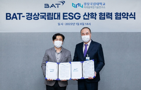 Kim Ji-hyeong, head of manufacturing at BAT Sacheon Plant (left), and Professor Chang Hae-nam of GNU’s Research Institute for Green Energy Convergence Technology pose for the camera after signing an MOU on Jan. 6.