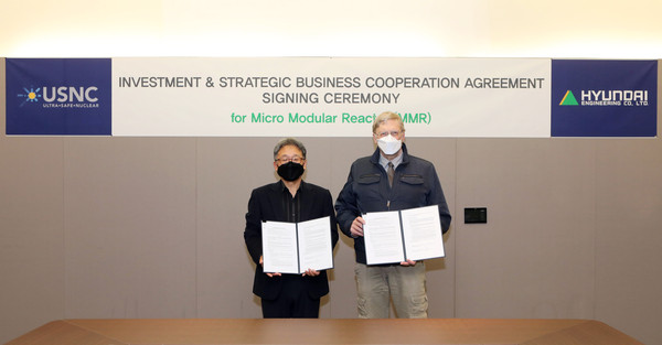 김창학 현대엔지니어링 사장(왼쪽)과 프란체스코 베네리 USNC CEO(오른쪽)가 투자협약을 체결하고 기념사진을 촬영하고 있다.