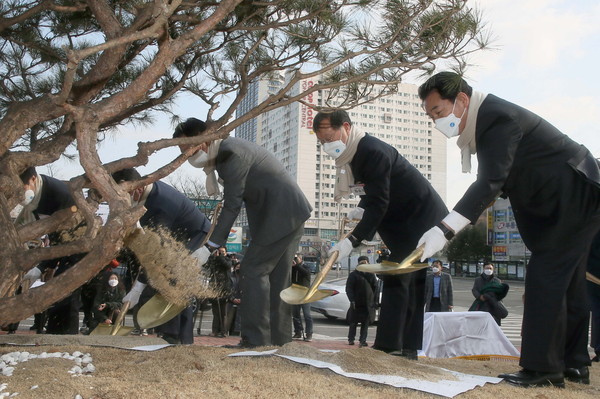 백군기 용인시장이 3일 용인특례시 출범을 기념하는 식수행사에서 참석자들과 소나무를 심고 있다.
