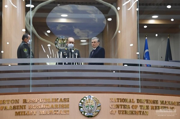 2022년 1월 13일, 타슈켄트에서 샵카트 미르지요예프 우즈베키스탄 대통령이 국방 통제 센터 활동에 대해 숙지하고 있다.