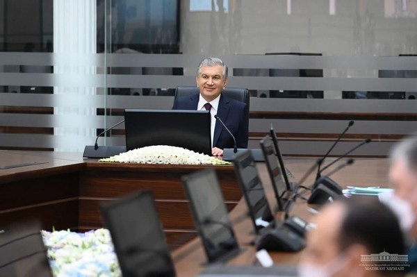 2022년 1월 13일 타슈켄트 국방통제센터에서 샵카트 미르지요예프 대통령이 안보리 확대회의를 주재하고 있다.