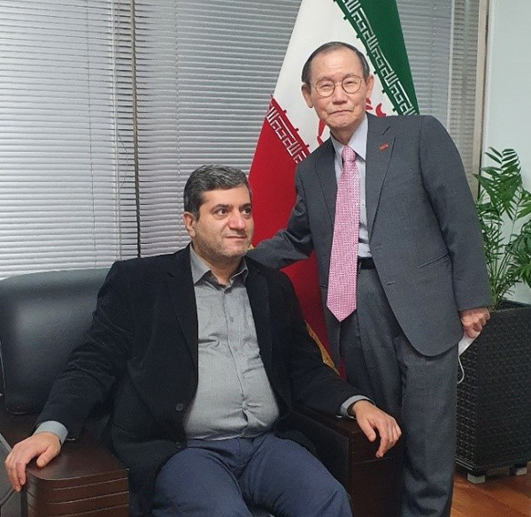 First Counsellor Hassan Molla Jafari of the Iranian Embassy in Seoul (left) with Publisher-Chairman Lee Kyung-sik of The Korea Post takes a commemorative photo on Nov. 19, 2021.