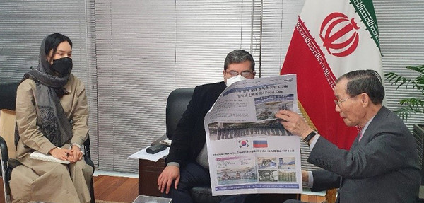 Publisher-Chairman Lee of The Korea Post (right) shows a copy of the Korean-language newspaper published by The Korea Post to First Counsellor Jafari (center) and Choi Ko-eun, secretary at the Iranian Embassy.