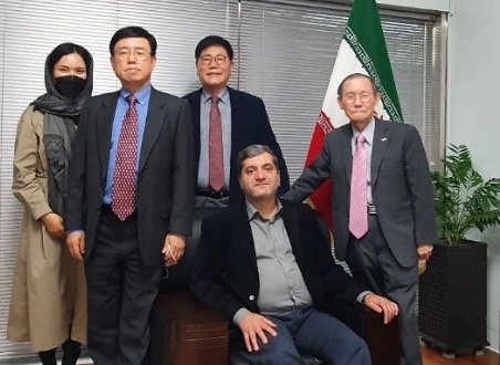 First Counsellor Jafari (seated) poses with Publisher-Chairman Lee, Vice Chairman Song Na-ra and Managing Editor Kevin Lee of The Korea Post (standing first, second and third from right) after holding an interview at the embassy on Nov. 19, 2021. Ms. Choi, is seen at far left.