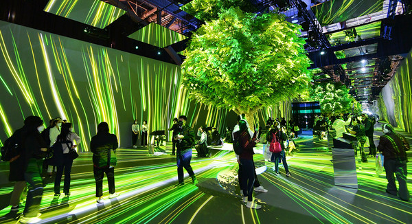 ‘CES 2022’ SK 전시관 ‘그린 포레스트 파빌리온(Green Forest Pavilion)’의 2구역 생명의 나무(Tree of Life)를 둘러보고 있는 관람객들