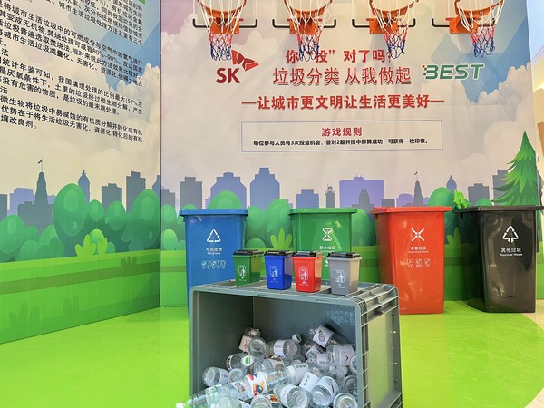 중국 창저우시 진탄구 내 최대 쇼핑몰 우위에광장에 마련된 SK아이이테크놀로지 중국 창저우 법인(SKBMC)과 BEST의 ESG 활동 행사 부스