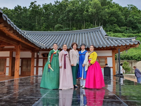 After the pansori performance, Chairman Seo Jeong-mi (second from left), County Assemblyman Kim Kyung-mi (center) and other performers are taking a commemorative photo.