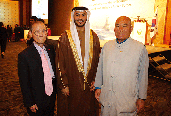Ambassador Abdulla Saif Al Nuaimi of the UAE (center) is flanked on the left by Chiarman Lee Kyung-sik of The Korea Post media (left) and Venerable Park Seung-uk at the Armed Forces Day of the United Arab Emirates.