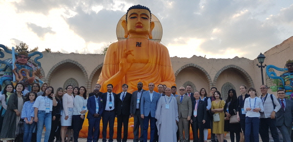 Chief Abbot Park and members of the visiting group of ambassadors pose in front of the image of Great Buddha led by Ambassador Solano Quiros of Costa Rica (12th and 13th from left, front row, respectively).