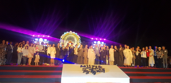 Chief Abbot Park and the visiting members of the Seoul Diplomatic Corps make a victory sign at the opening ceremony of the 2019 Gyeongju World Culture Heritage Festival.