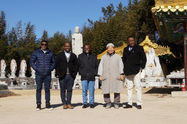 Ven. Hyangdeok of the Cheonman-sa Buddhist Temple (fourth from left) poses with Director General Demerash of the Police Bureau of Ethiopia and Minister Counsellor Nuredin Mustefa of the Ethiopian Embassy (second and third from left) and Minister Counsellor Amha Hailegeorgis of the Ethiopian Embassy.