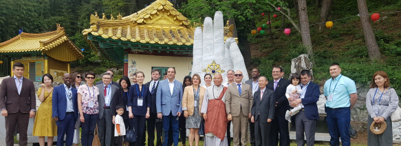 Ambassador Rodolfo Solano Quiros of Costa Rica and Chief Abbot Park Seung-eok of the Cheonman-sa Buddhist Temple (7th and 8th, foreground) pose with other vising ambassadors and senior diplomats with their spouses and family members pose for the camera on May 31, 2019. A total of 34 members of the Diplomatic Corps visited the Temple that day, including the family members.