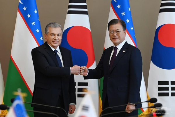 President of the Republic of Uzbekistan Shavkat Mirziyoyev (left) and President of the Republic of Korea Moon Jae-in during their summit at Cheong Wa Dae, on December 17, 2021.