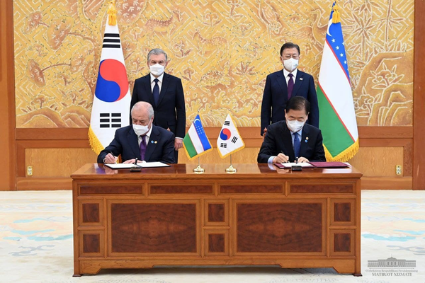 Signing ceremony of bilateral documents between the Republic of Uzbekistan and the Republic of Korea, at Cheong Wa Dae, on December 17, 2021, Seoul.