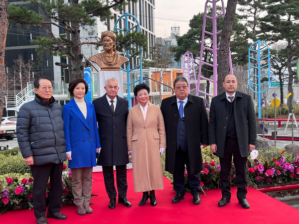 The opening ceremony of the monument to Alisher Navoi in Socho-gu, on December 16, 2021, Seoul.