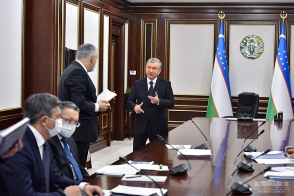 President of Uzbekistan Shavkat Mirziyoyev (right) held a meeting on ensuring sustainable economic growth of the country and reducing poverty on January 26, 2021 in Tashkent.