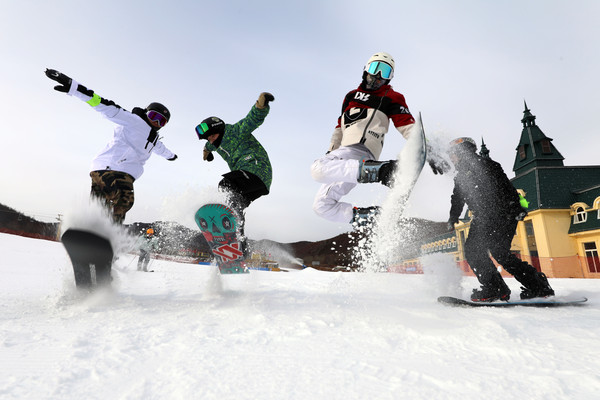2021년 11월 15일, 내몽고자치구(內蒙古自治區) 후룬베이얼시(呼倫貝尔市) 진룽산(金龍山)스키장에서 스키를 즐기는 사람들 ( 사진 제공 : 인민일보 )