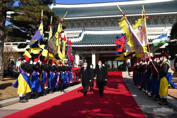 At the residence of the President of the Republic of Korea "Chong Wa Dae" in the city of Seoul, a solemn ceremony of the official meeting of the President of the Republic of Uzbekistan,Seoul, December 2021