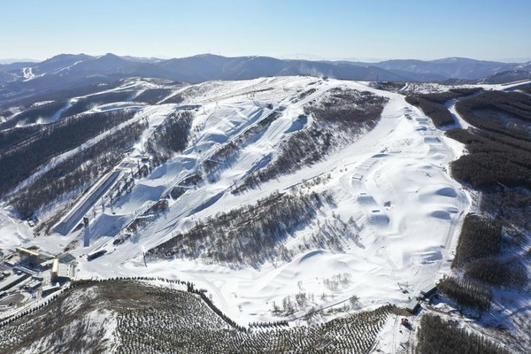 Photo taken on Dec. 6, 2021 shows an aerial view of the Genting Snow Park, a competition venue for the Beijing 2022 Olympic and Paralympic Winter Games in Chongli district, Zhangjiakou city, north China’s Hebei province. (Photo by Wu Diansen/People’s Daily Online)