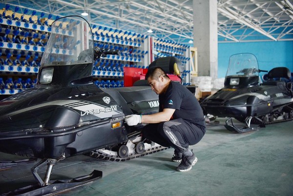 A worker assembles snowmobiles at a production line of a ski equipment manufacturing company based in Zhangjiakou city, north China’s Hebei province, July 19, 2021. (Photo by Chen Xiaodong/People’s Daily Online)