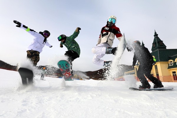 Photo taken on Nov. 15, 2021 shows skiing enthusiasts at the Jinlongshan ski resort, Hulun Buir, north China’s Inner Mongolia autonomous region. (Photo by Han Yingqun/People’s Daily Online)
