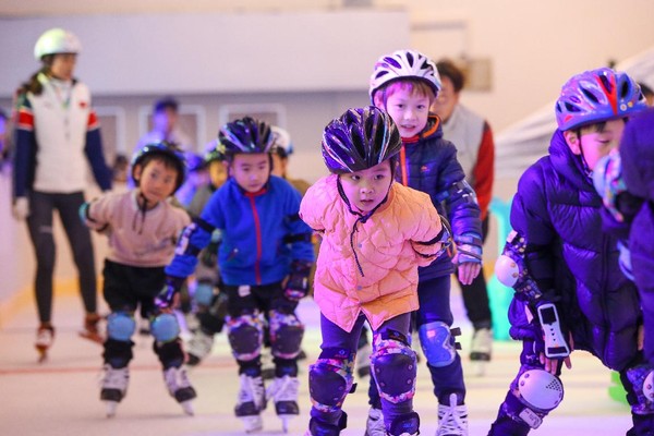 Children learn to skate at an ice rink in Xiangyang city, central China’s Hubei province, Nov. 19, 2021. (Photo by Yang Dong/People’s Daily Online)