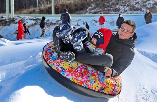 Tourists play on snow tubes at a tourist attraction in Shimenzhai township, Qinhuangdao city, north China’s Hebei province, Jan. 3, 2022. (Photo by Cao Jianxiong/People’s Daily Online)