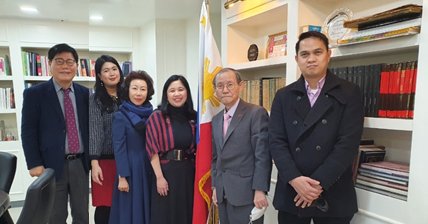 Ambassador Maria Theresa B. Dizon-De Vega of the Philippines in Seoul and Publisher & Chairman Lee Kyung-sik of The Korea Post media (third and second from right, respectively) pose with the editorial team of The Korea Post and staffers of the Philippines Embassy in Seoul. They are (from left) Vice Chairman Song Na-ra of The Korea Post, Vice Consul Reisha L. Olavario of the Philippines Embassy, Vice Chairperson Cho Kyung-hee of The Korea Post and Attache Denni Carlo V. Marnilego of the Philippines Embassy (far right).