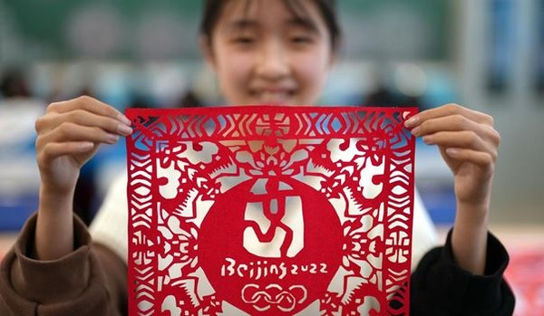 Student presents papercuts for the Winter Olympics in Shangzhuang Town Junior High School in Qian’an city, north China’s Hebei province, Dec 27, 2021. (Photo by Guo  Qiang/People’s Daily Online)