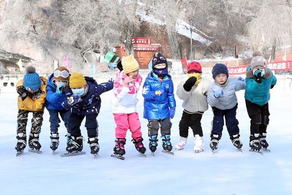 Children practice skating under the instruction of a coach at a park in Urumqi, northwest China’s Xinjiang Uygur autonomous region, Jan. 9, 2022. (Photo by Zhang Xiuke/People’s Daily Online)