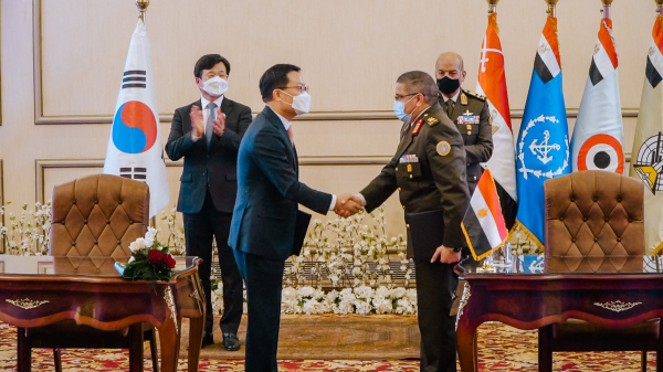 CEO Son Jae-il of Hanwha Defense (left) and Staff Major General Osama Ezzat of the Egyptian Defense Power Bureau shake hands after signing an export contract for K9 self-propelled artillery in Cairo, Egypt, on Feb. 1.