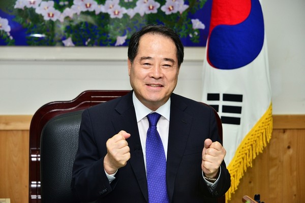 Governor Choi Hyung-sik of Damyang-gun
