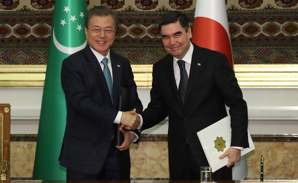 President Moon Jae-in (left) and President Gurbanguly Berdymukhammedov of Turkmenistan sign the bilateral agreement at Turkmenistan's Presidential palace on the afternoon of April 17, 2019.