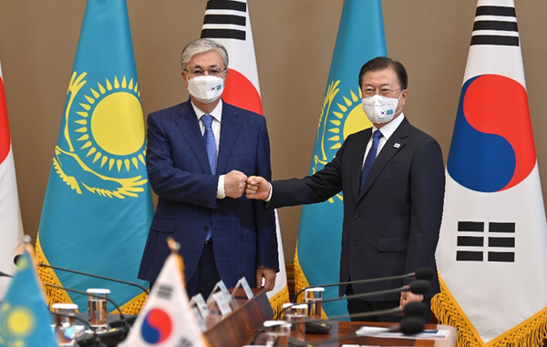 President Moon Jae-in (right) and President Kassym-Jomart Tokayev of Kazakhstan pose for the camera prior to the Korea-Kazakhstan summit held at the Presidential mansion of Cheong Wa Dae on Aug. 17, 2021.
