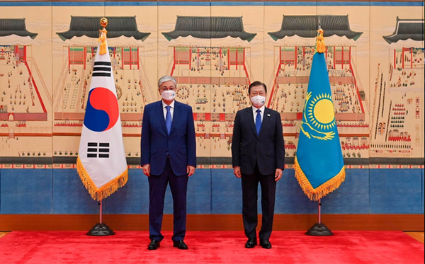 President Moon Jae-in (right) is taking a commemorative photo with President Kassym-Jomart Tokayev of Kazakhstan at the main building of Cheong Wa Dae. President Tokayev made a state visit to Seoul on Aug. 17, 2021.